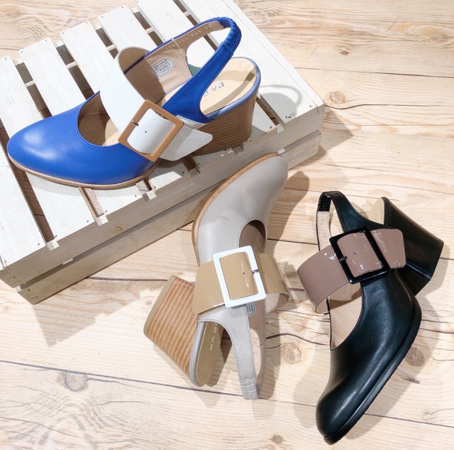 バックストラップパンプス