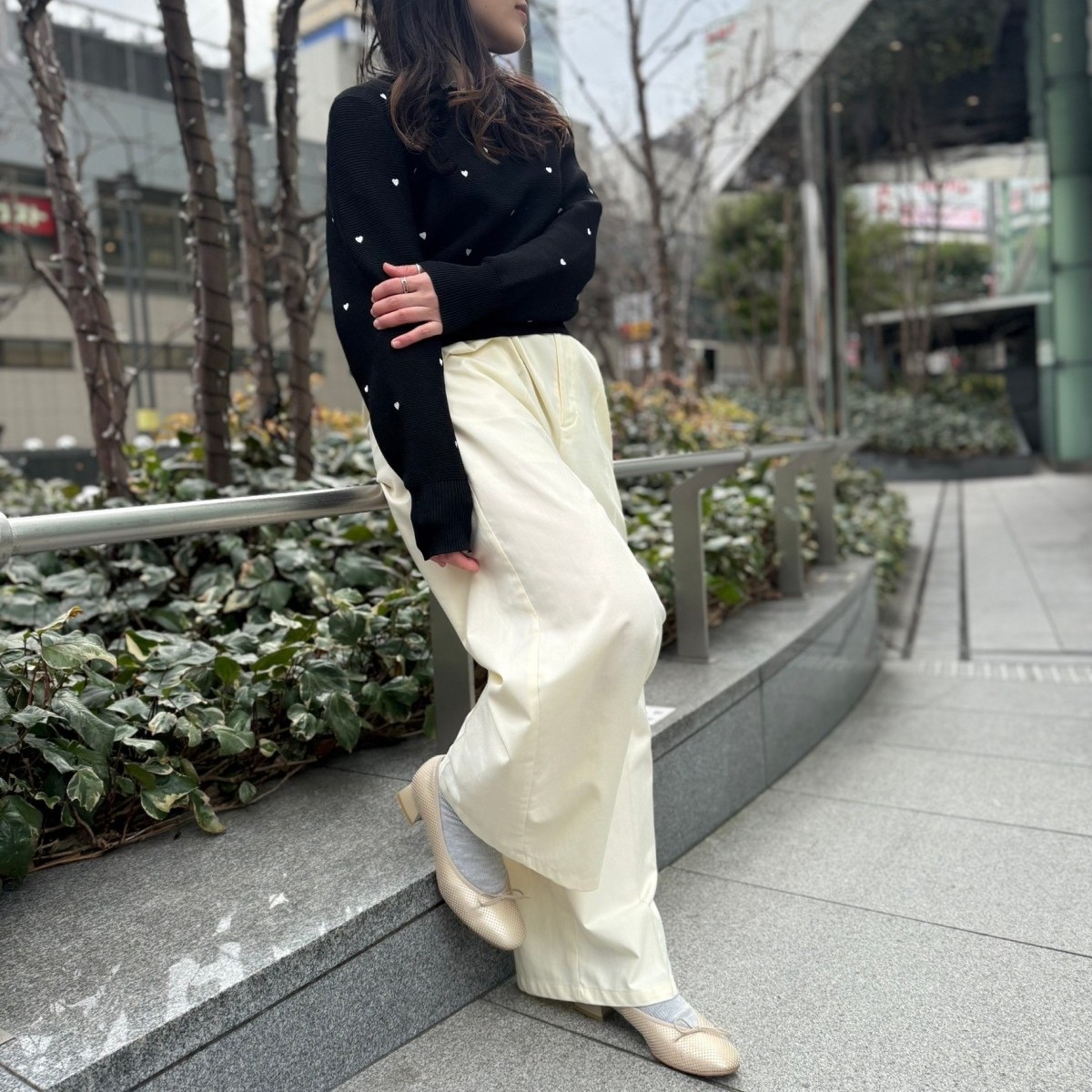 バレンタインデーに甘すぎない大人オフィスコーデ2025