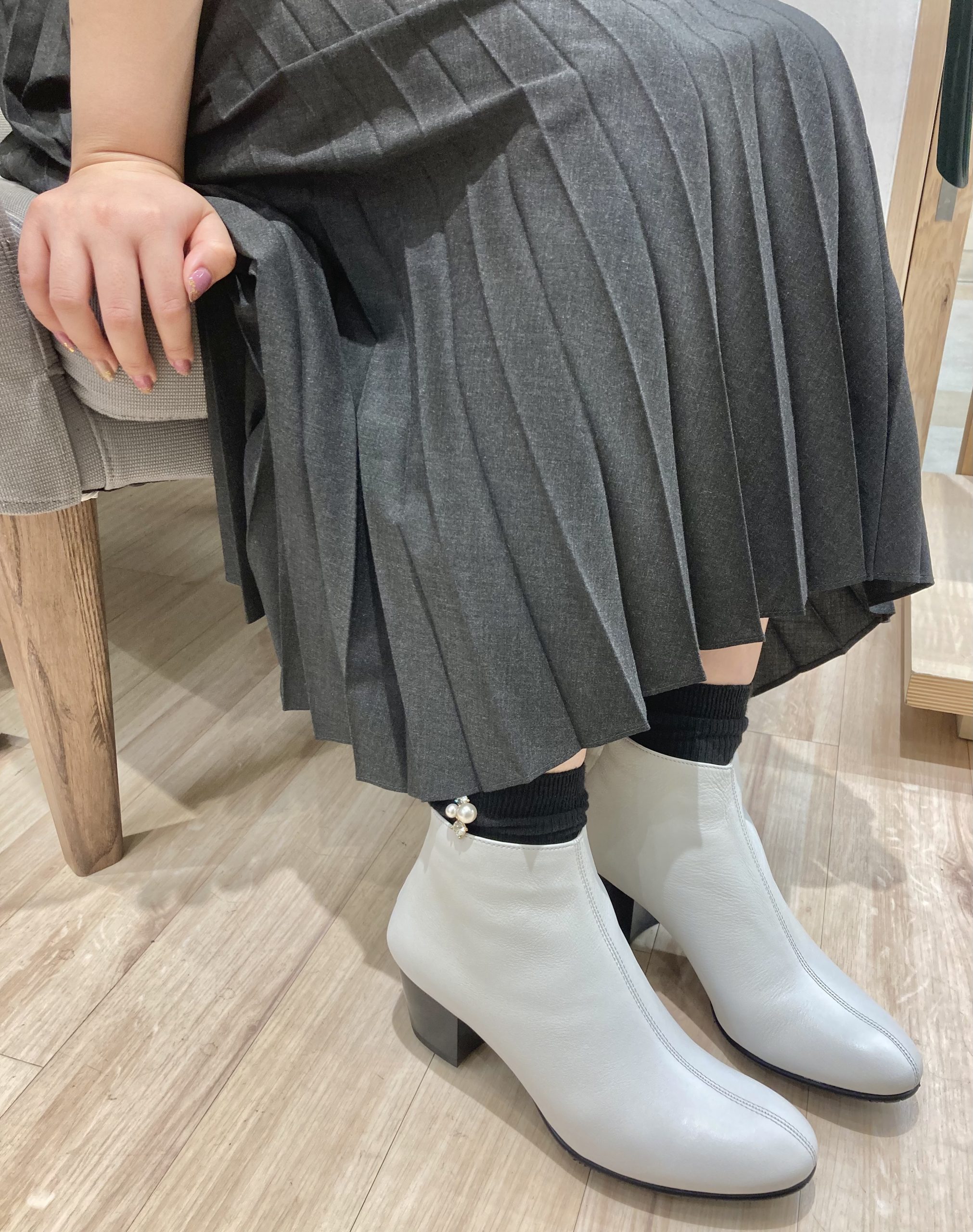 【ホワイトブーツコーデ】柔らかな履き心地で人気の１足