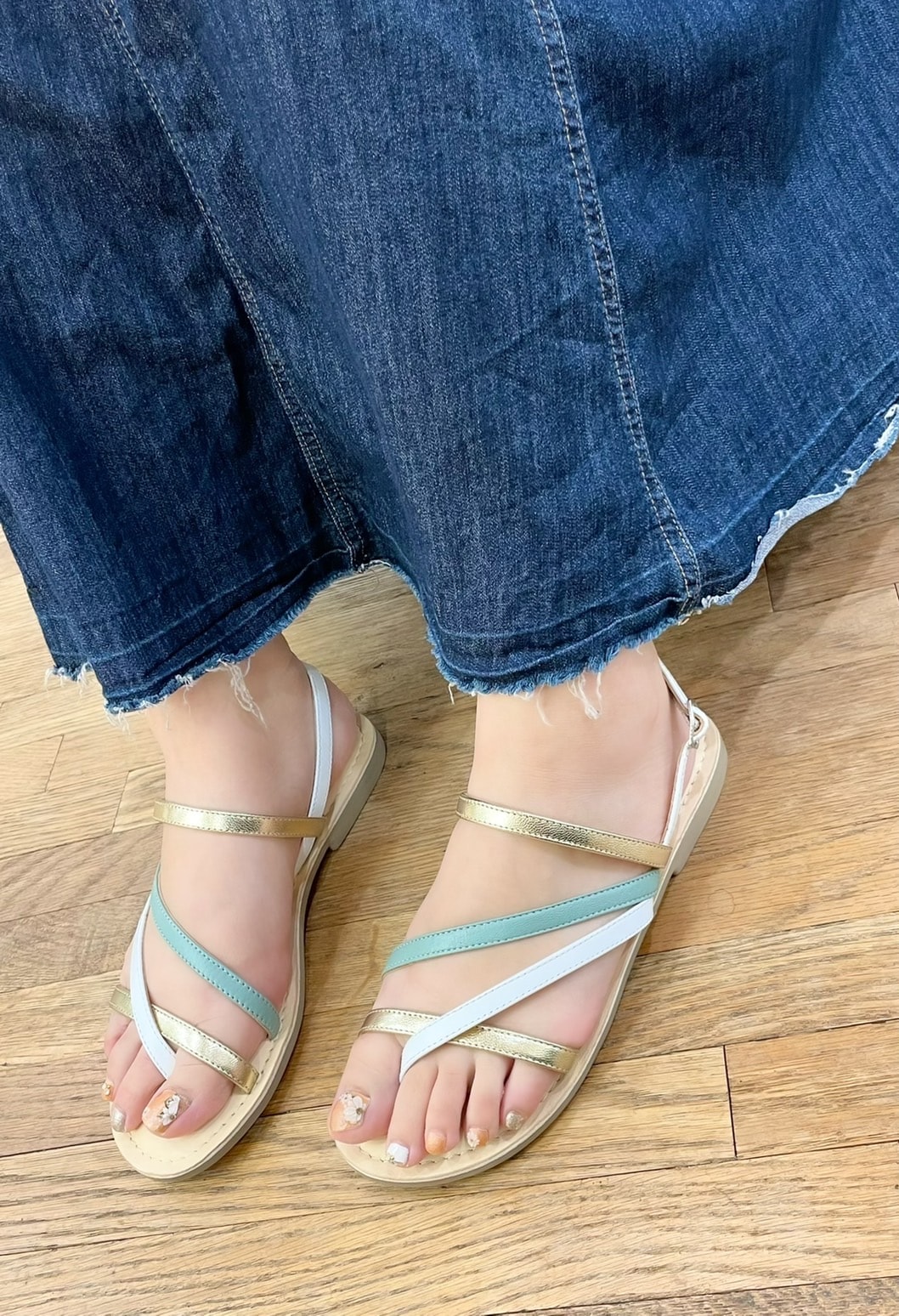 お出かけにも楽ちん♪早くも人気なフラットサンダル