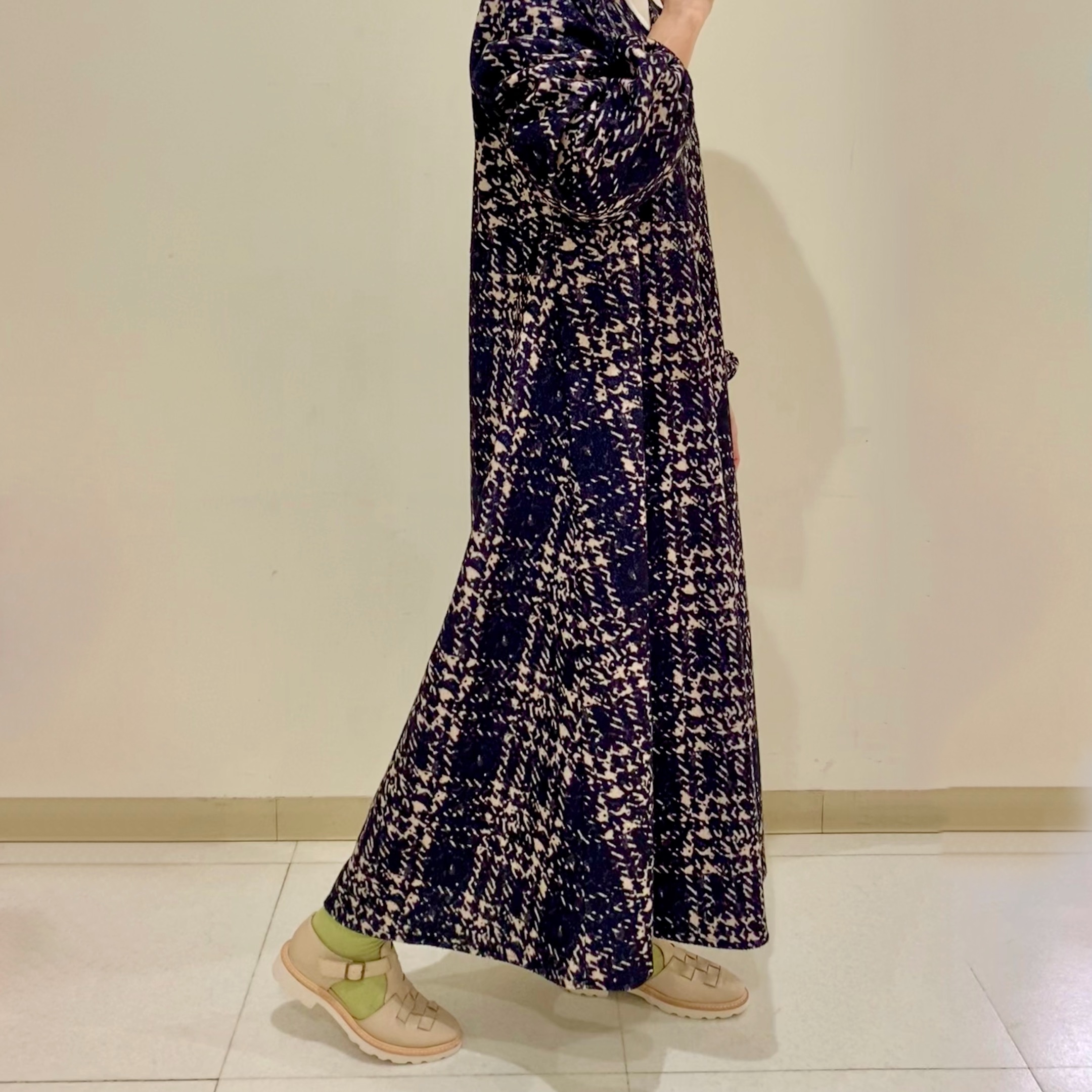 年代別コーデ｜40代　ワンピースと合わせる大人Tストラップシューズ