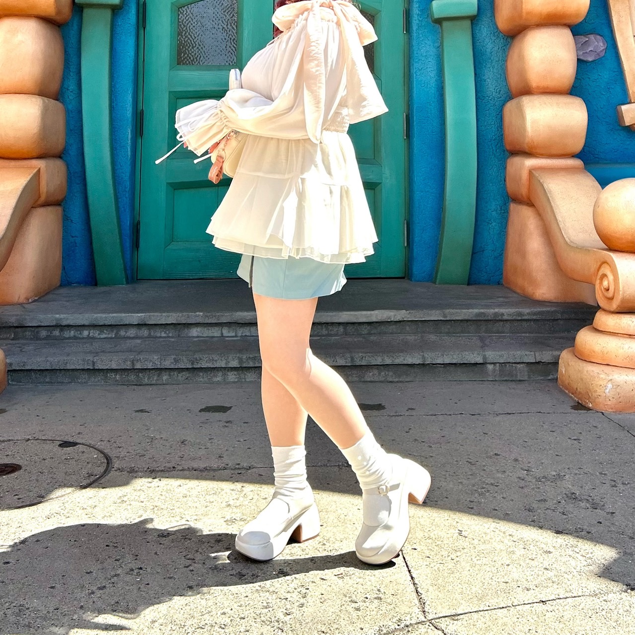 ディズニーでも疲れない！厚底白パンプス×白靴下コーデ2025春夏