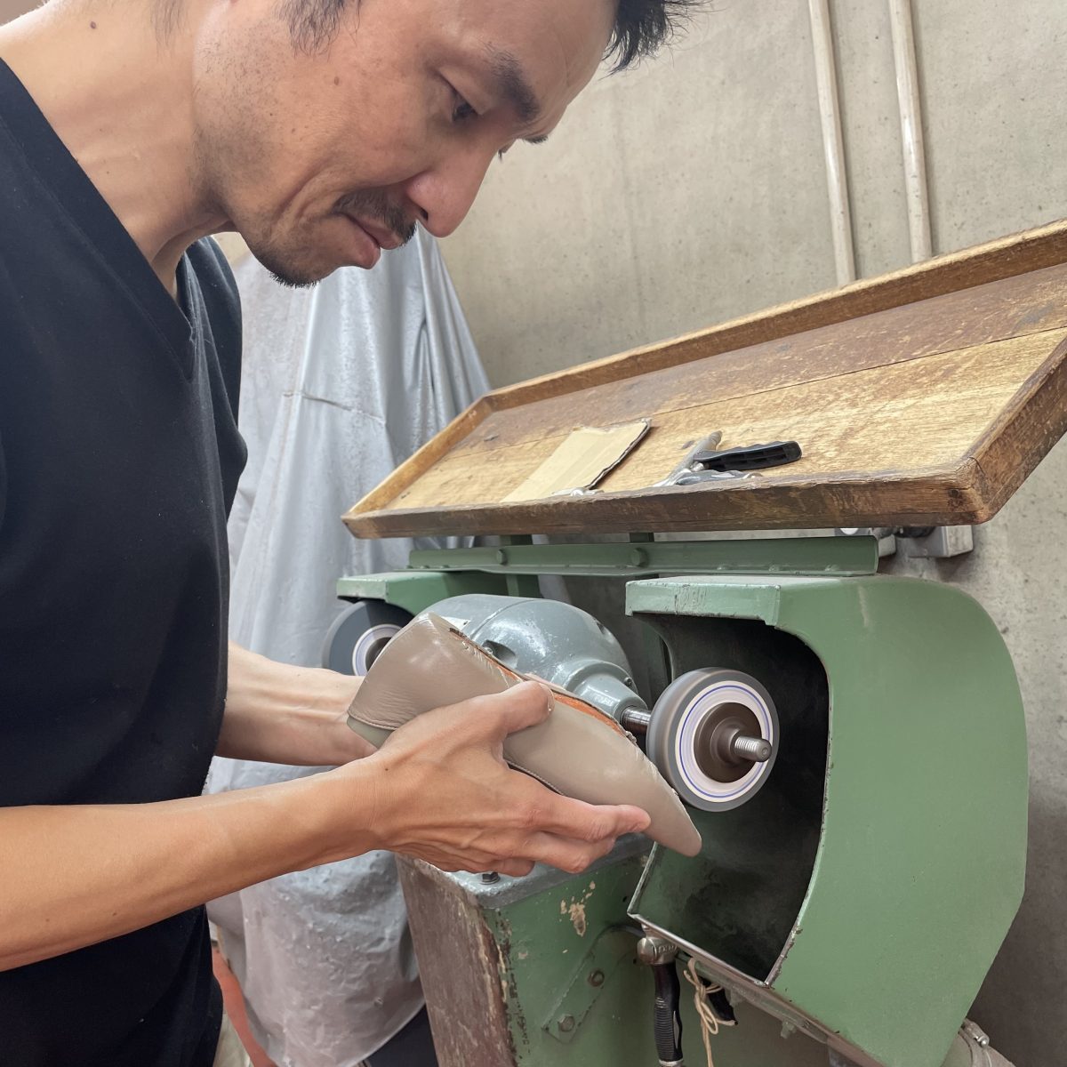 靴をつくる機械たち~グラインダーと集塵機~