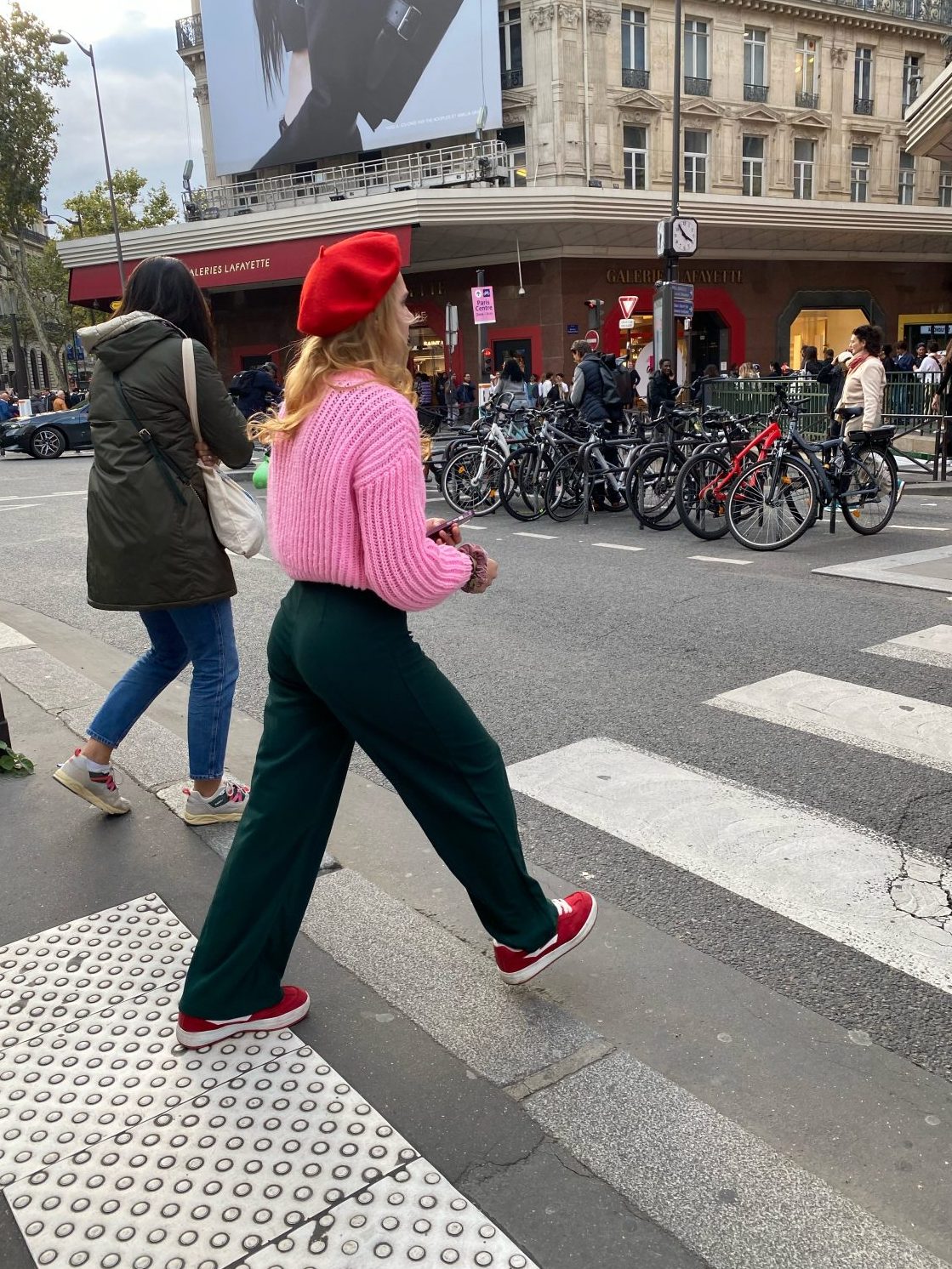 赤・ピンクを差し色に！パリ2024秋冬海外ファッション