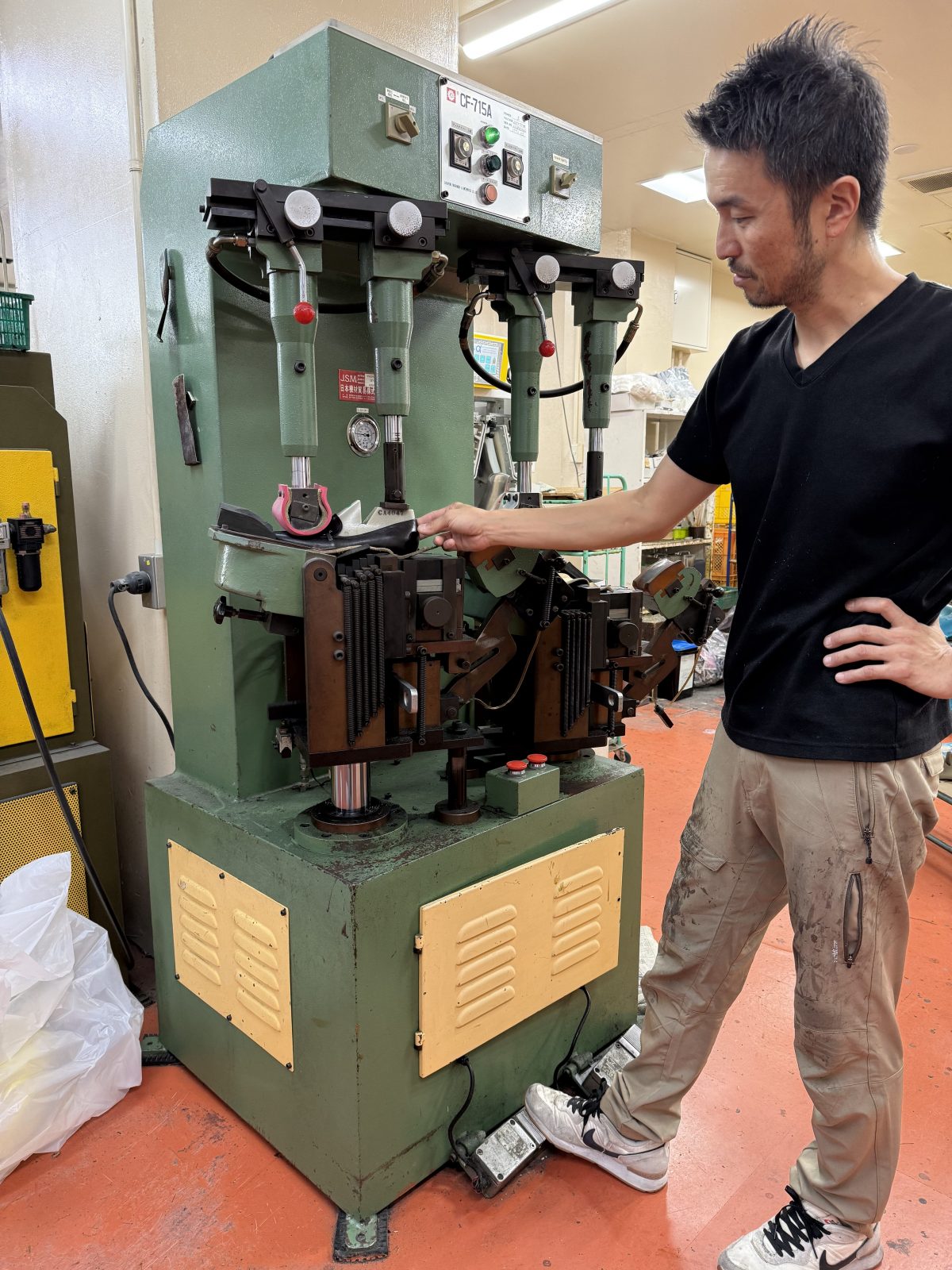 靴をつくる機械たち〜圧着機〜