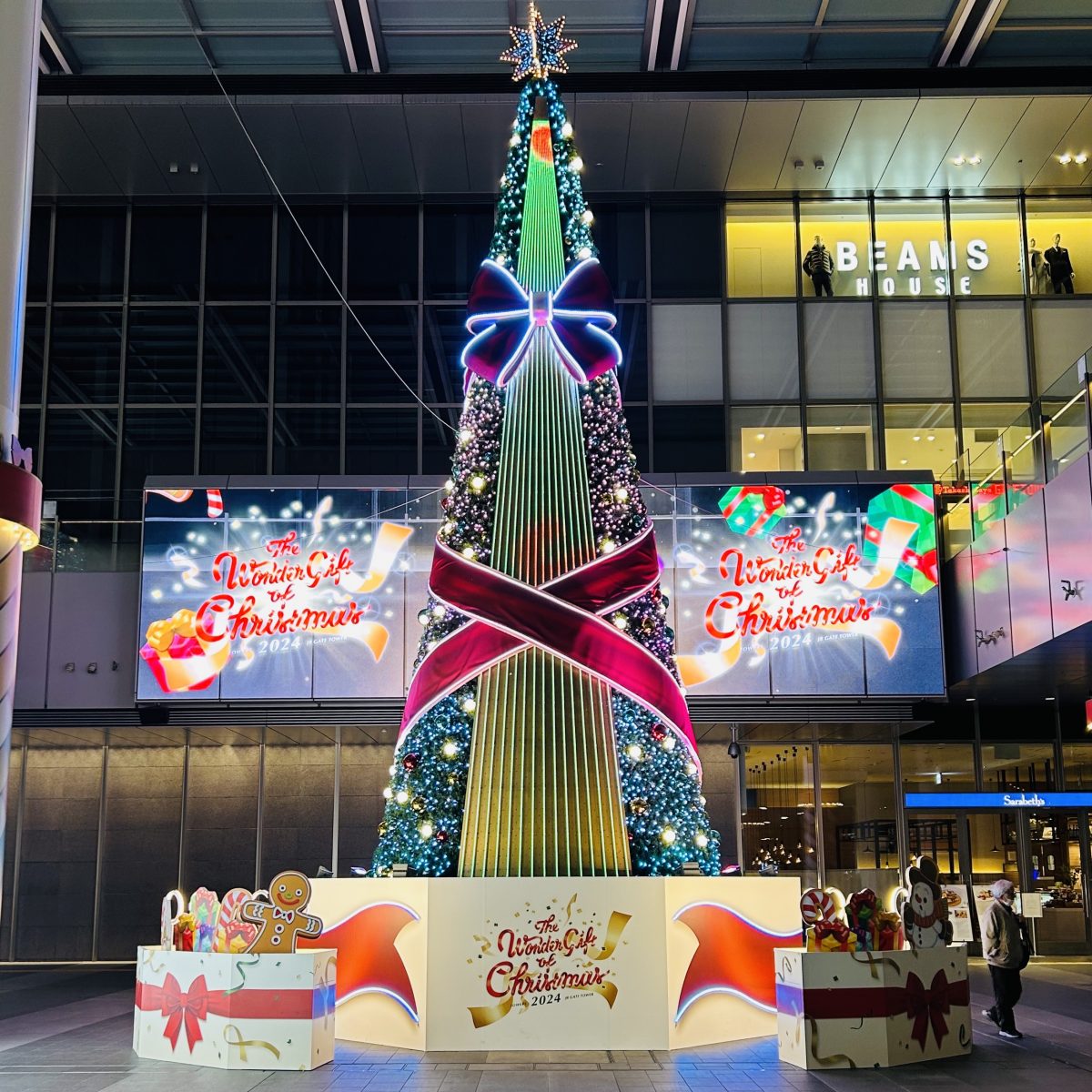 2024 クリスマスコーデ｜白×ベージュ