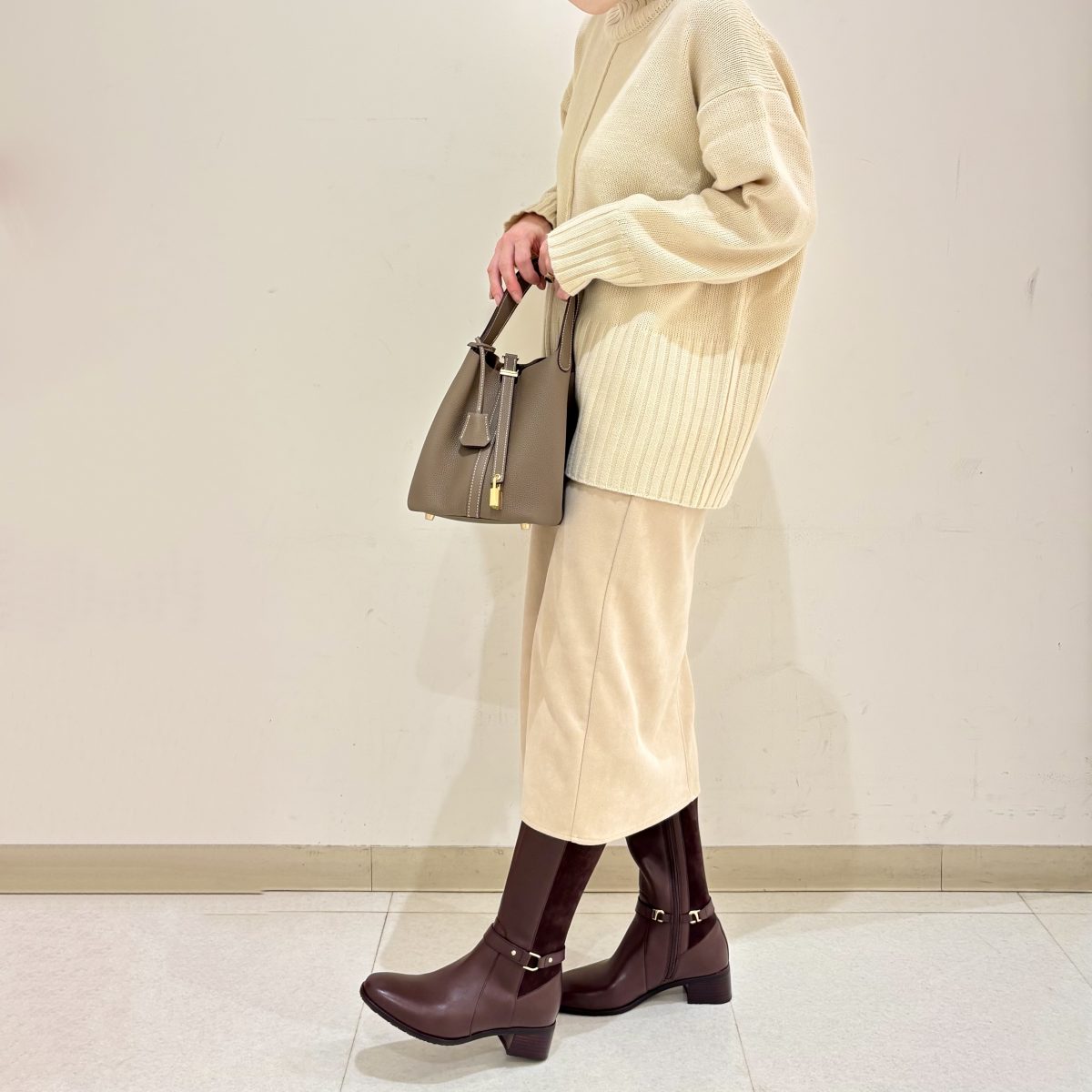 2024 クリスマスコーデ｜40代 ホワイト×ロングブーツ