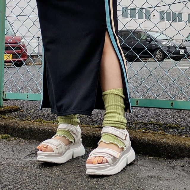 レッグウォーマーでもOK！スポーツサンダル×靴下コーデ