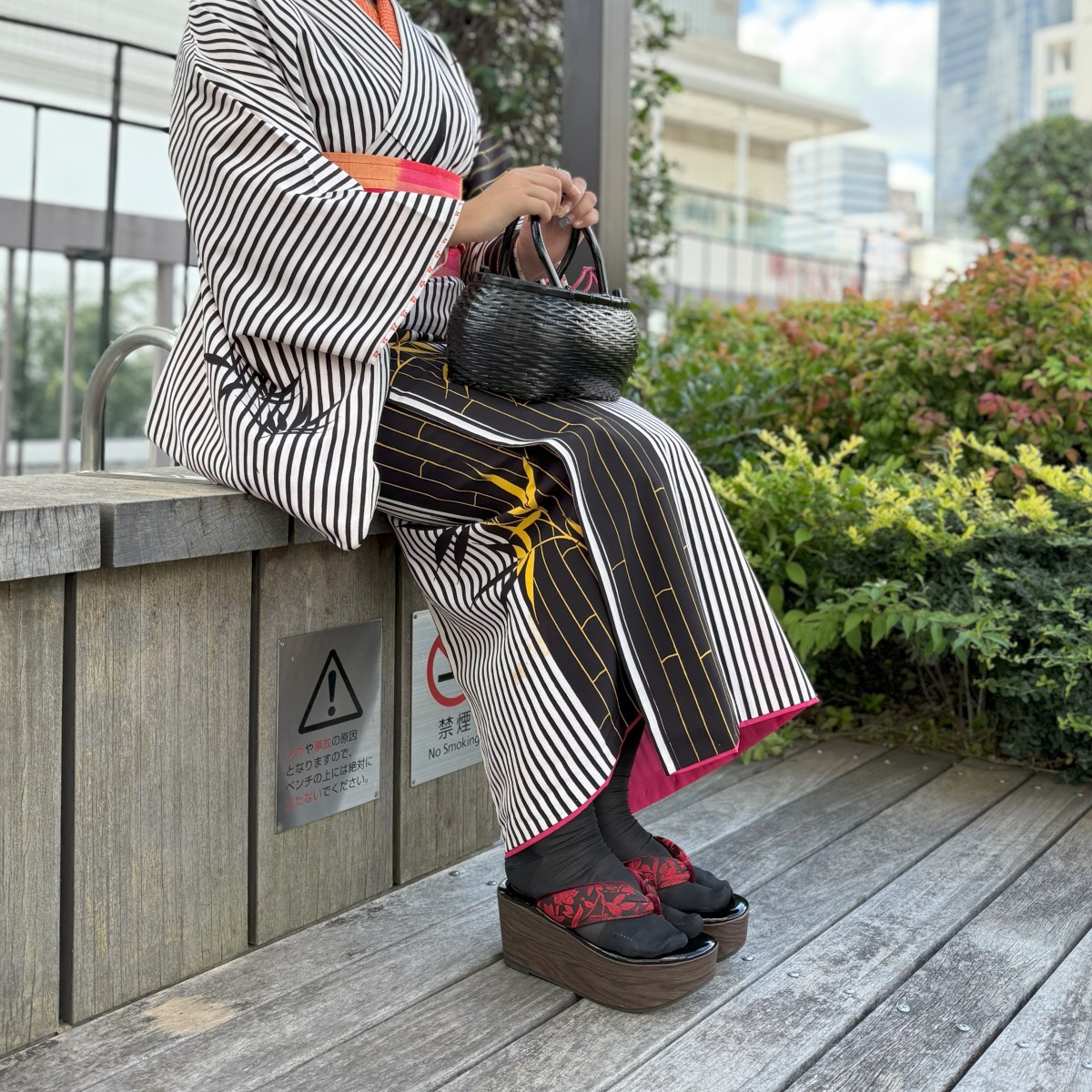 下駄コーデ｜③黒ベースの夏着物×足袋ソックスで和モダン