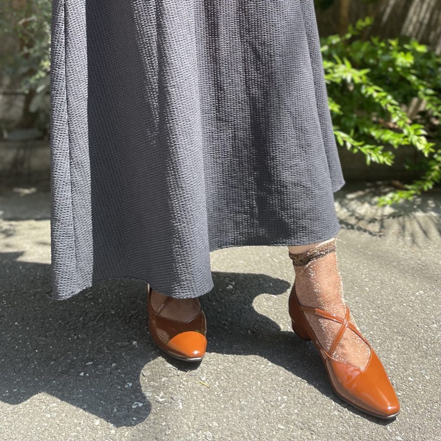 立ち仕事でも疲れない!柔らかいエナメルのパンプス