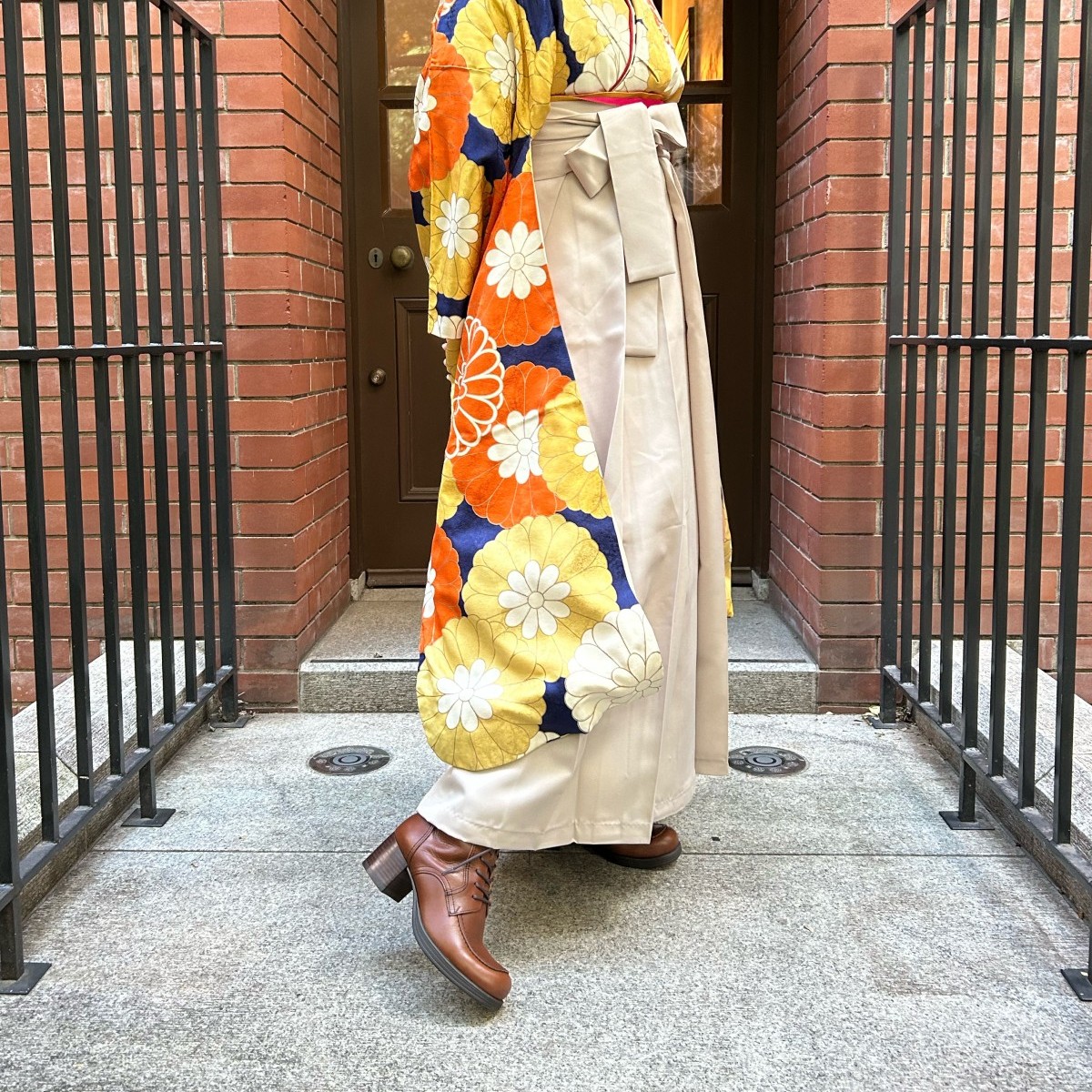 卒業式の袴ブーツ｜②ベージュの袴×フェミニン・カジュアルレザーブーツ