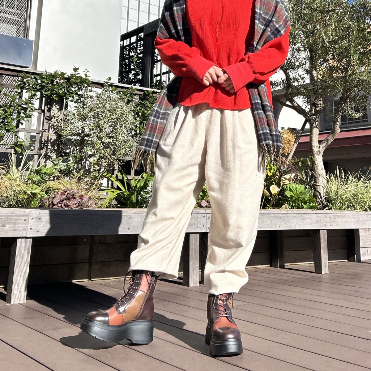 2025クリスマスコーデ｜赤×白カジュアルスタイル