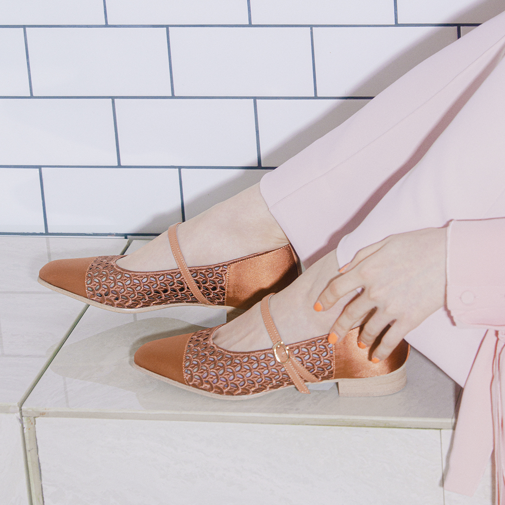 サテンレースストラップパンプス