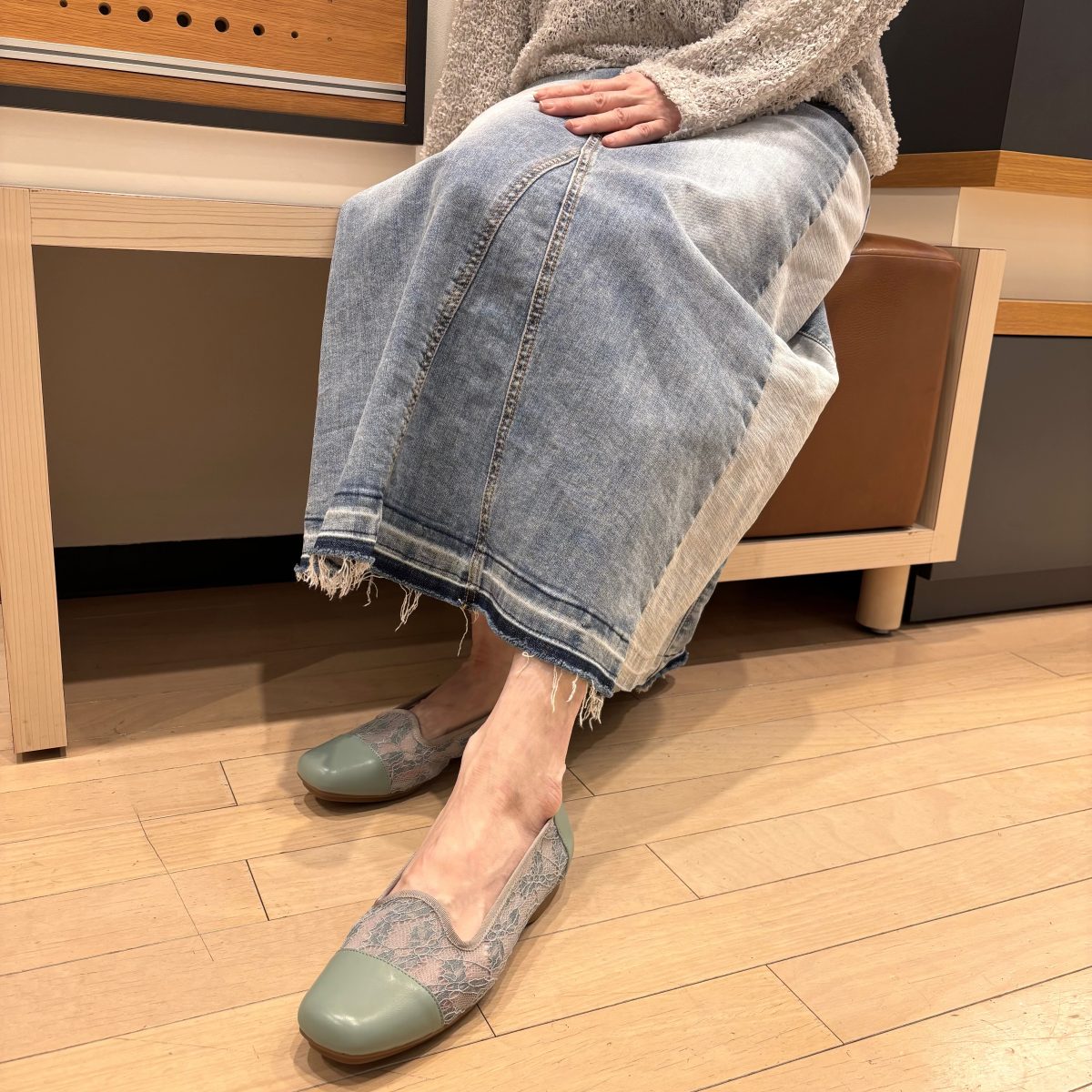 年代別コーデ｜50代 ロングスカート×フラットシューズ