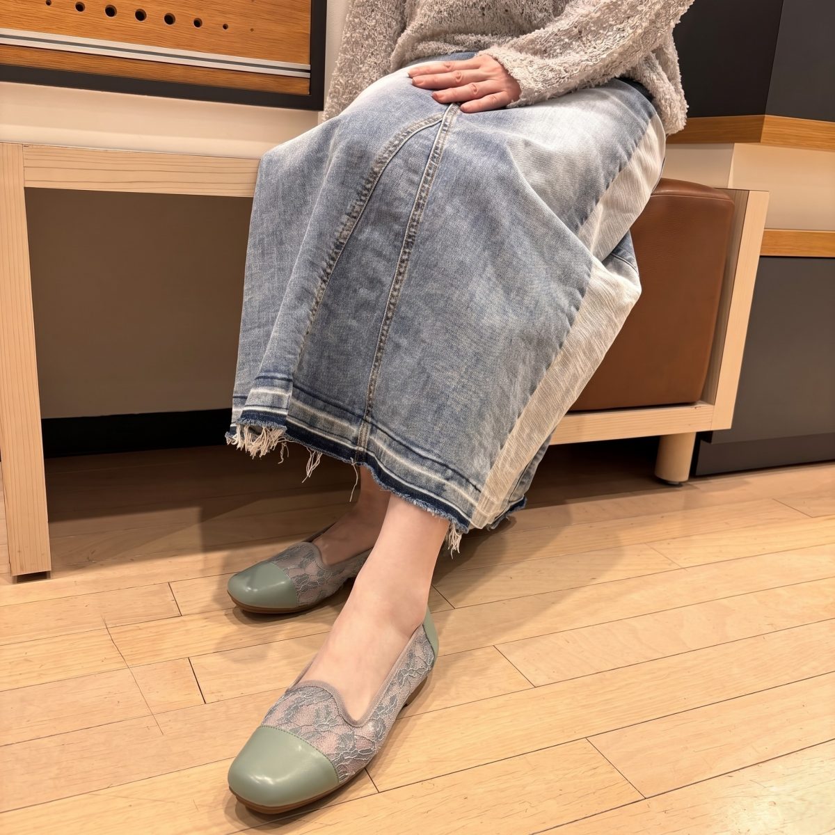年代別コーデ｜50代 ロングスカート×フラットシューズ