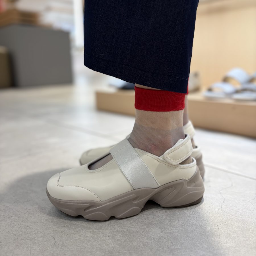 立ち仕事でも疲れない！スタッフのお仕事靴｜夏靴編